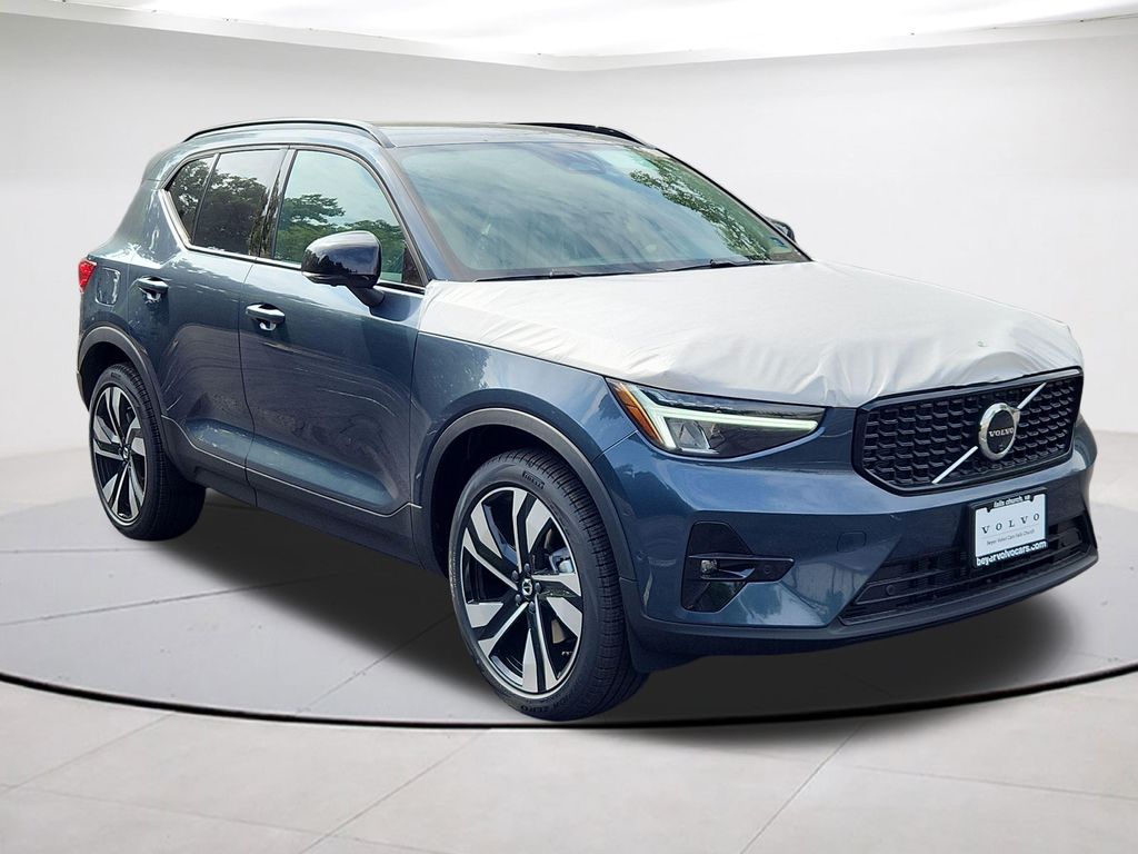 2026 Volvo XC40 B5 Plus Dark AWD's photo