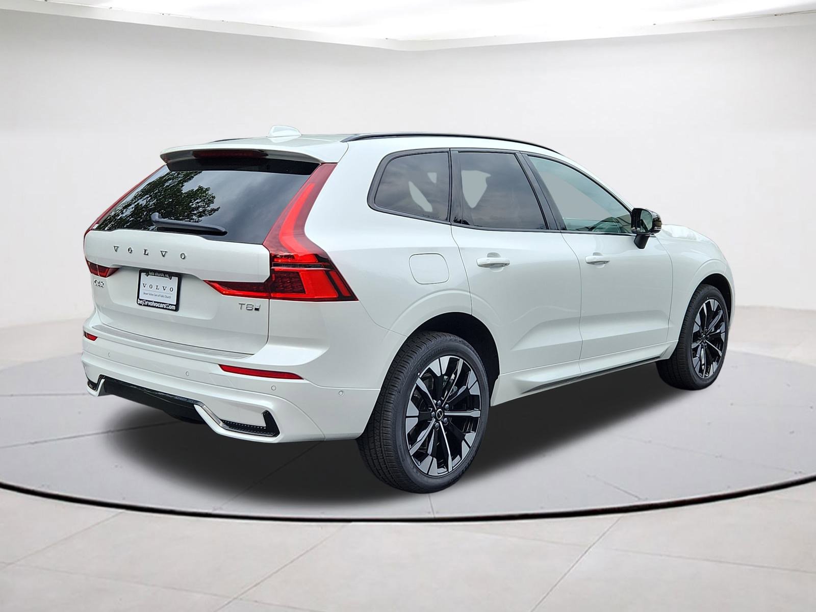 2026 Volvo XC60 T8 Plus photo 4