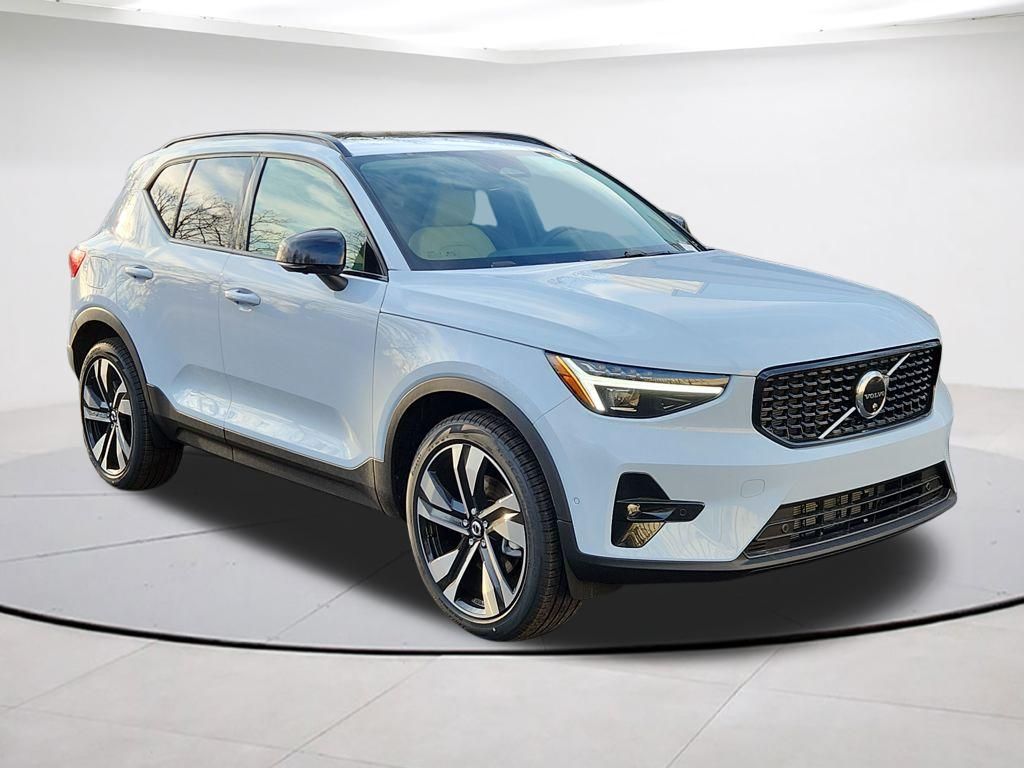 2026 Volvo XC40 B5 Ultra Dark AWD's photo