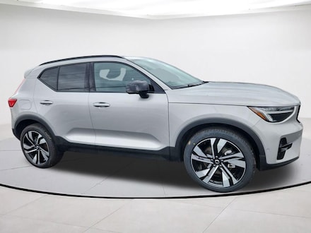 2025 Volvo XC40 B5 Plus Dark Theme SUV