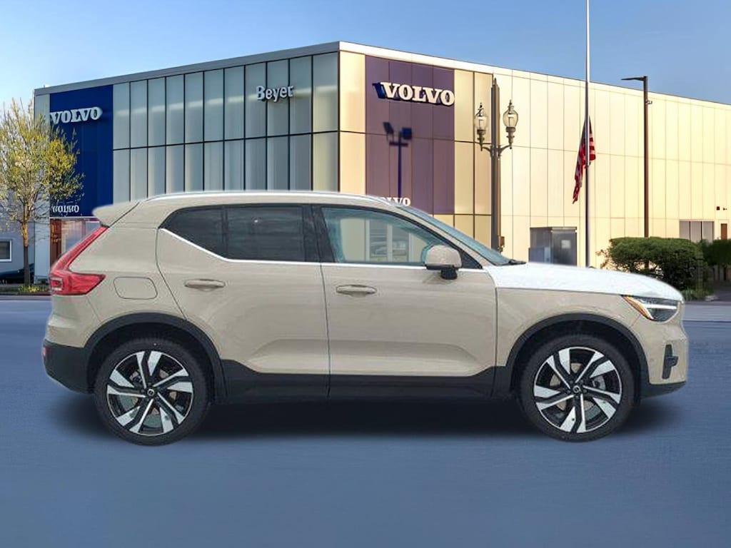 New 2025 Volvo XC40 B5 Ultra Bright Theme SUV