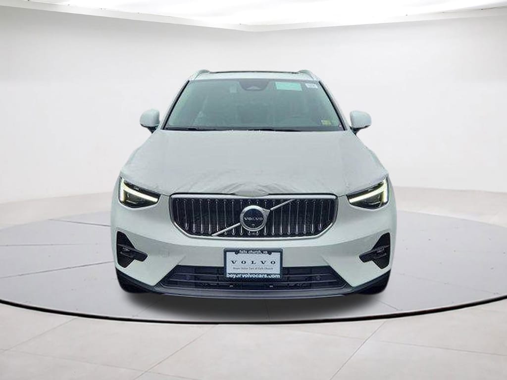 New 2025 Volvo XC40 B5 Plus Bright Theme SUV