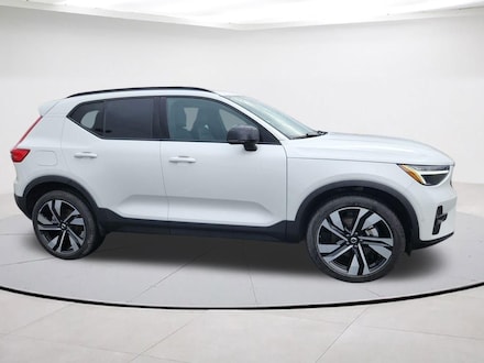 2025 Volvo XC40 B5 Plus Dark Theme SUV