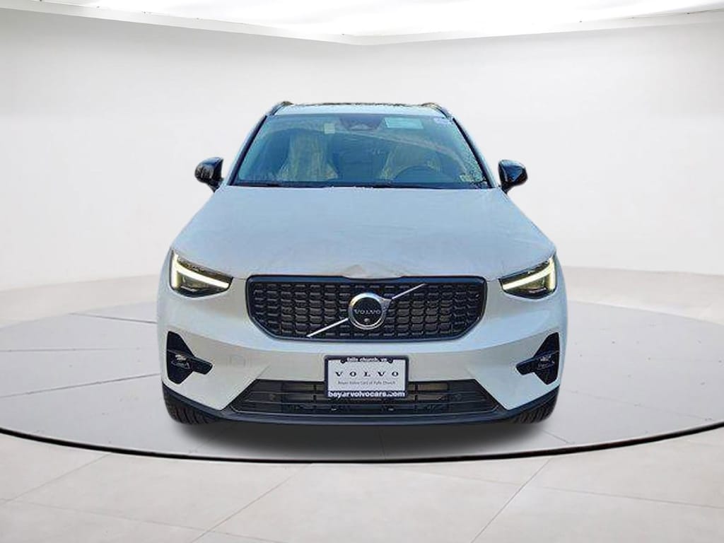 New 2025 Volvo XC40 B5 Plus Dark Theme SUV
