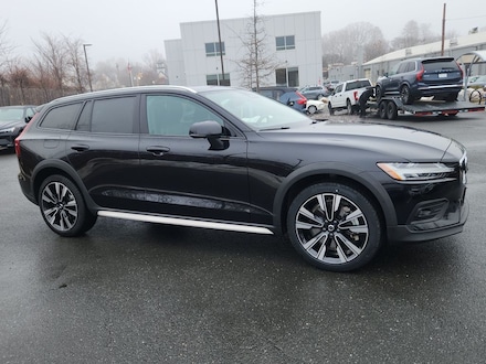 2025 Volvo V60 Cross Country B5 Ultra Wagon