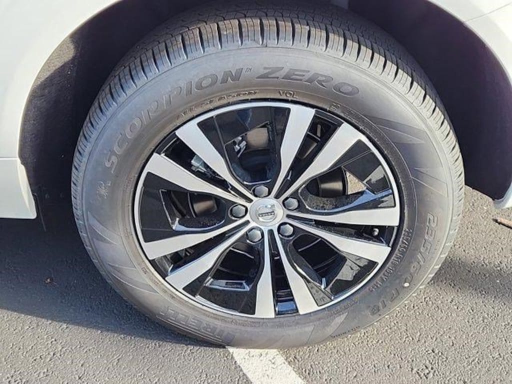 New 2025 Volvo XC60 B5 Core SUV