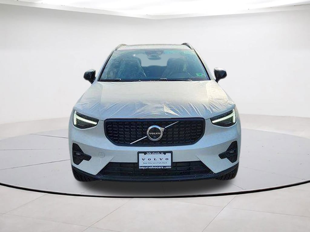 New 2025 Volvo XC40 B5 Ultra Dark Theme SUV