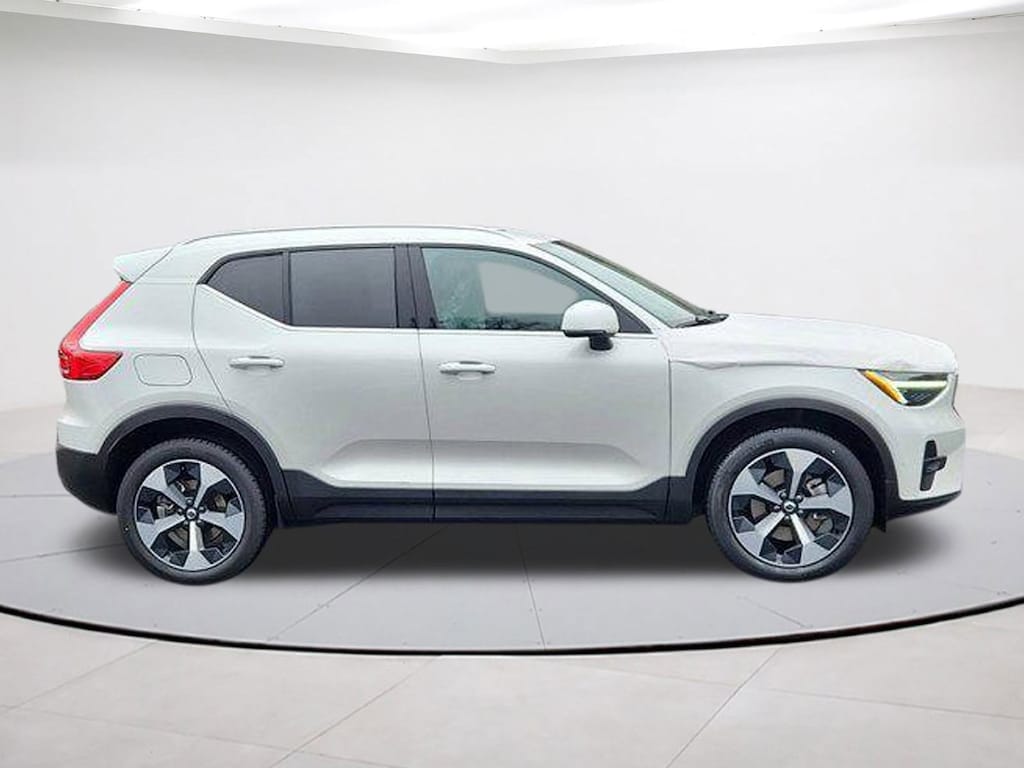 New 2025 Volvo XC40 B5 Plus Bright Theme SUV