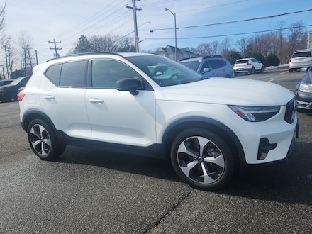 2025 Volvo XC40 B5 Plus Dark Theme SUV