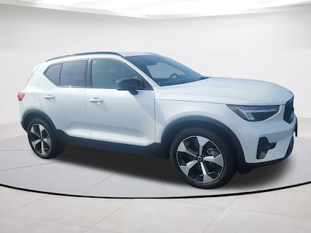 2025 Volvo XC40 B5 Plus Dark Theme SUV