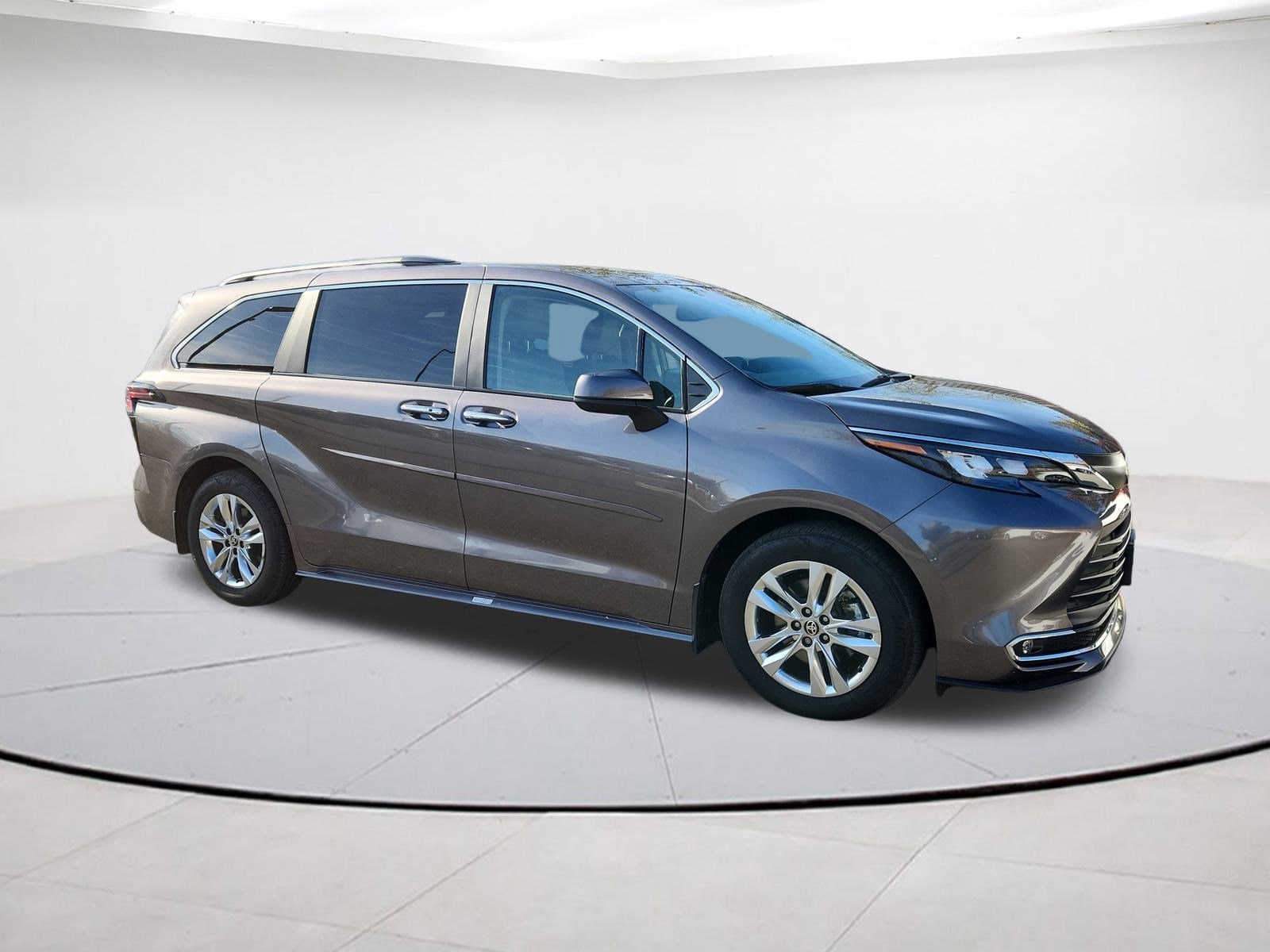 2024 Toyota Sienna XLE's photo