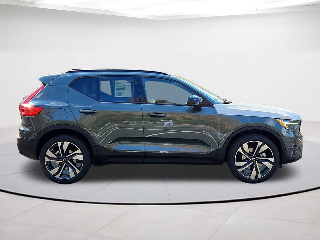 New 2026 Volvo XC40 B5 Ultra SUV