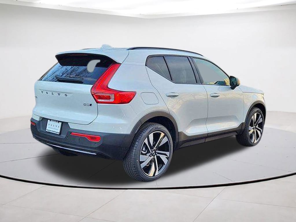 New 2025 Volvo XC40 B5 Plus Dark Theme SUV