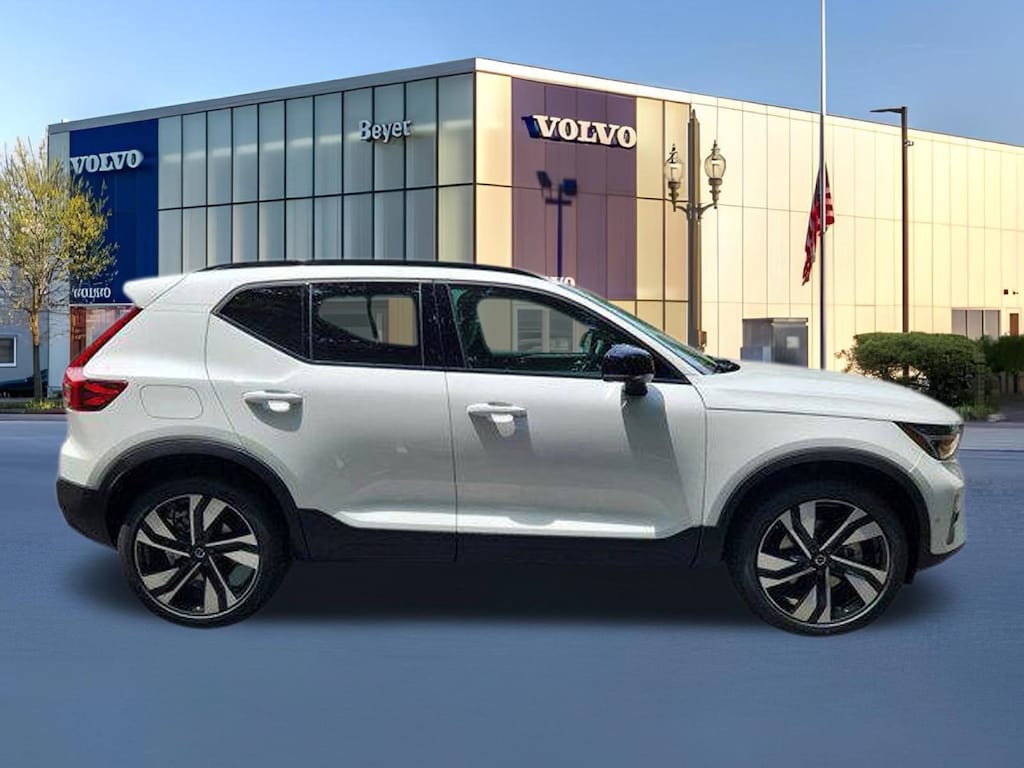 New 2025 Volvo XC40 B5 Plus Dark Theme SUV