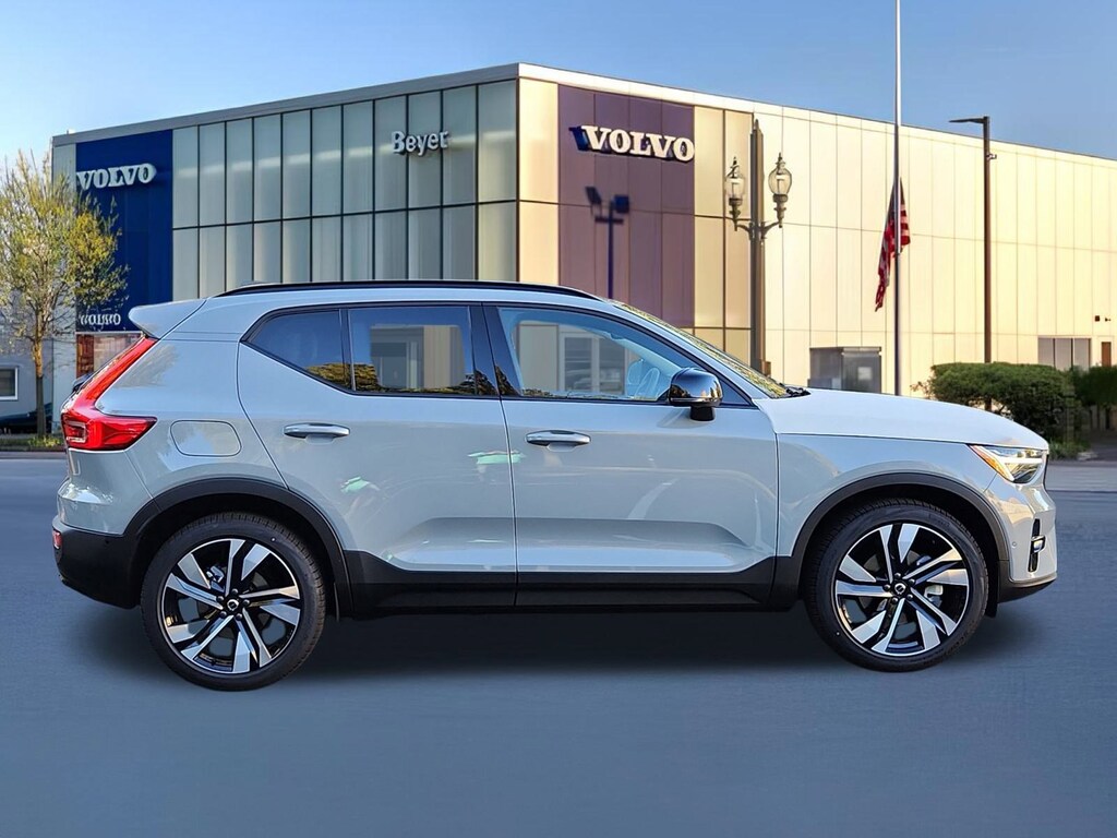 New 2026 Volvo XC40 B5 Ultra SUV