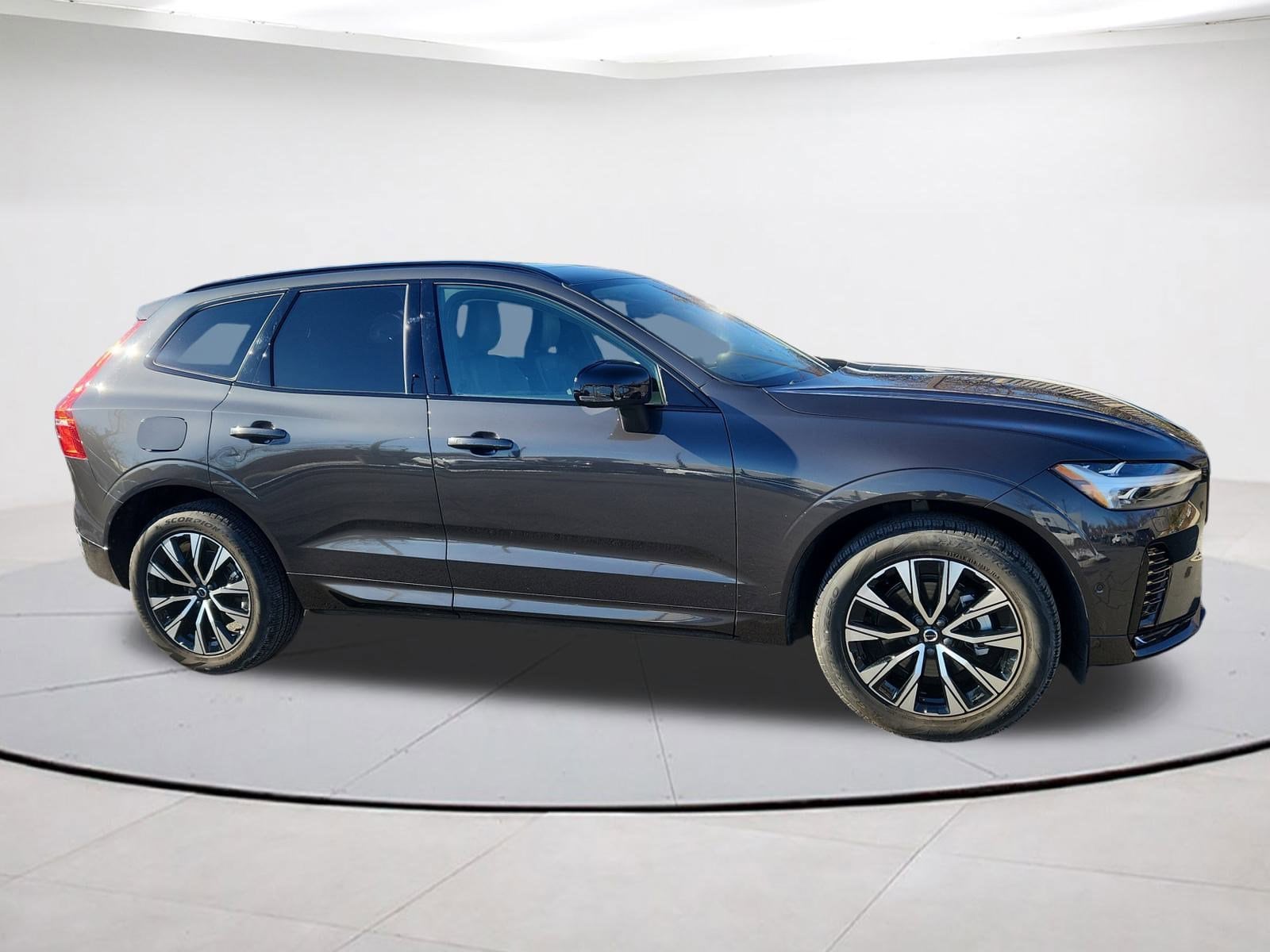 2025 Volvo XC60 Plus's photo