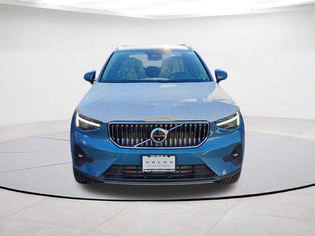 New 2025 Volvo XC40 B5 Ultra Bright Theme SUV