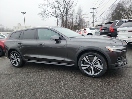 2025 Volvo V60 Cross Country B5 Plus Wagon