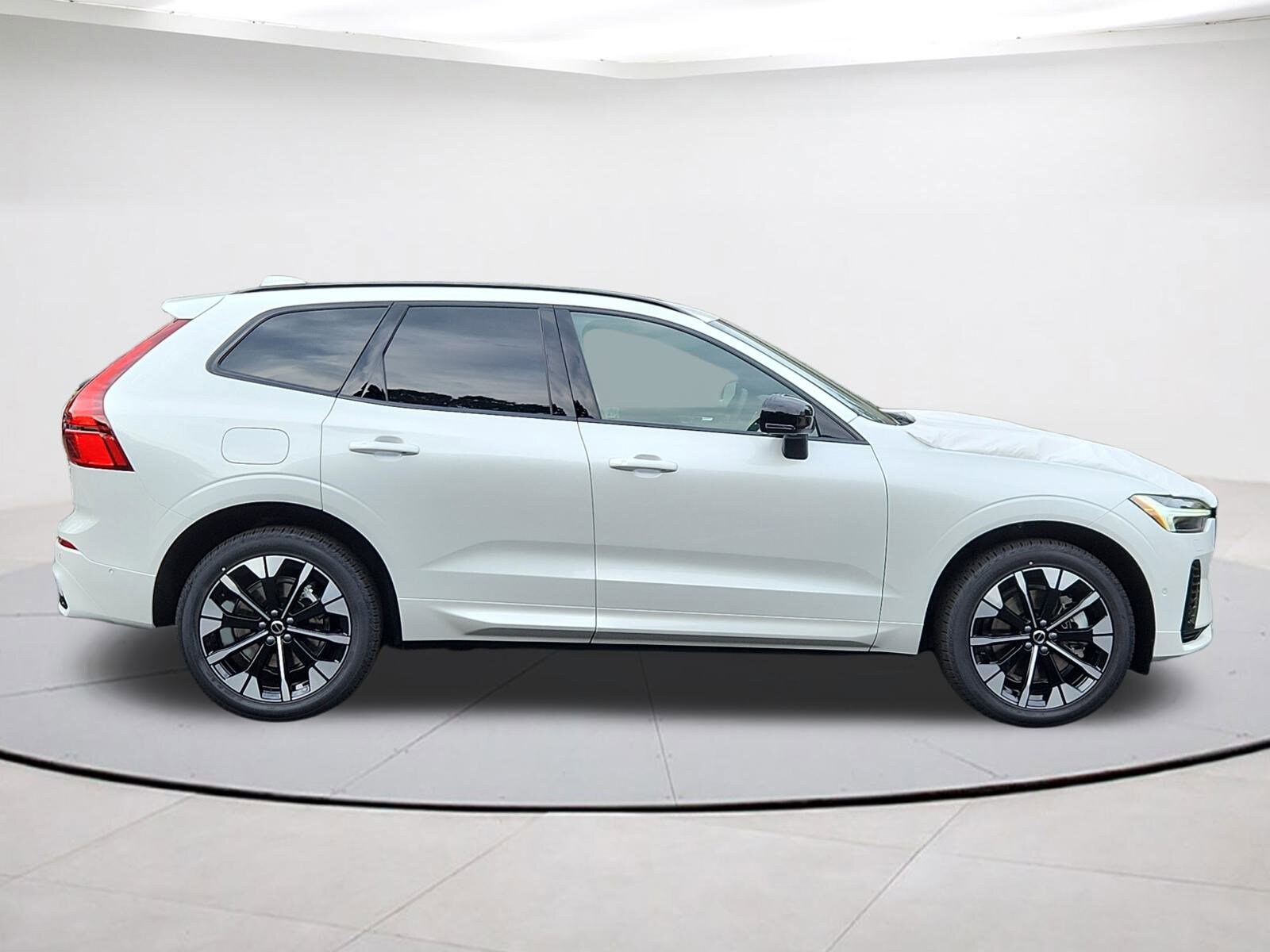 2026 Volvo XC60 T8 Plus photo 3