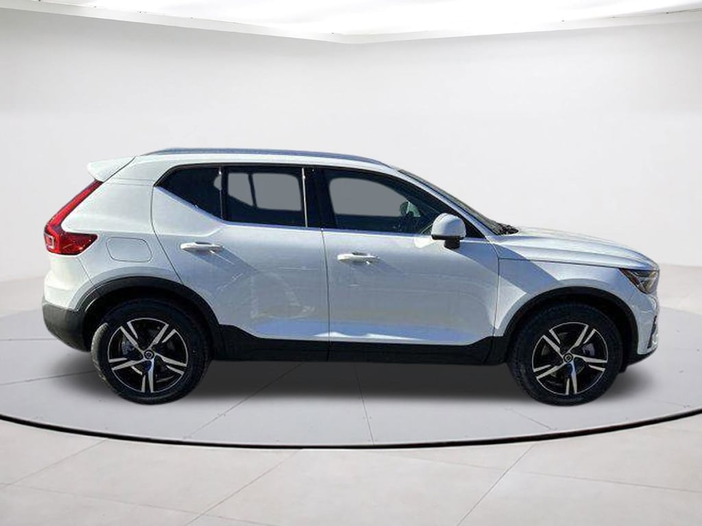 New 2025 Volvo XC40 B5 Core Bright Theme SUV