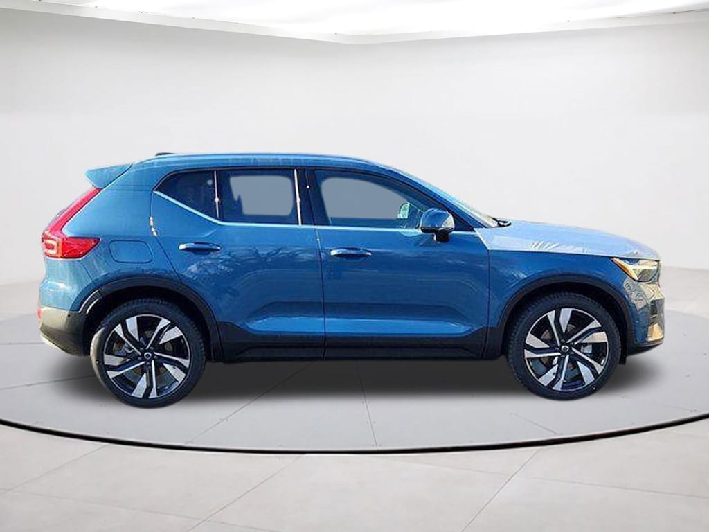New 2025 Volvo XC40 B5 Ultra Bright Theme SUV