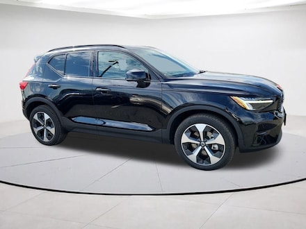2025 Volvo XC40 B5 Plus Dark Theme SUV