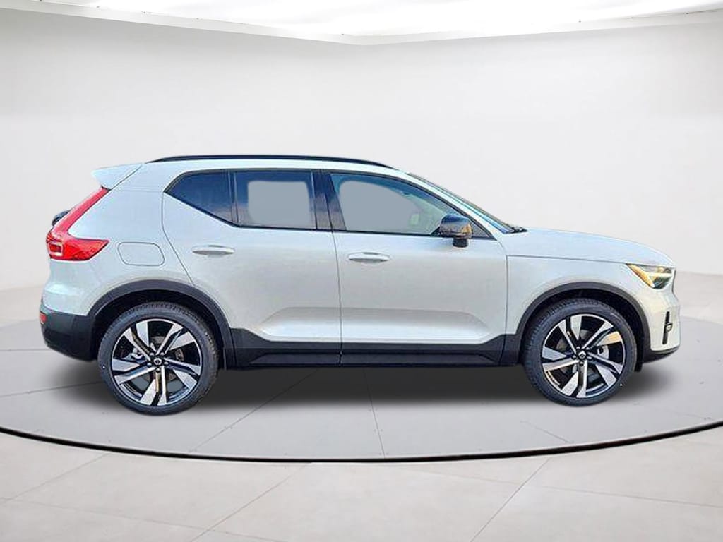 New 2025 Volvo XC40 B5 Plus Dark Theme SUV