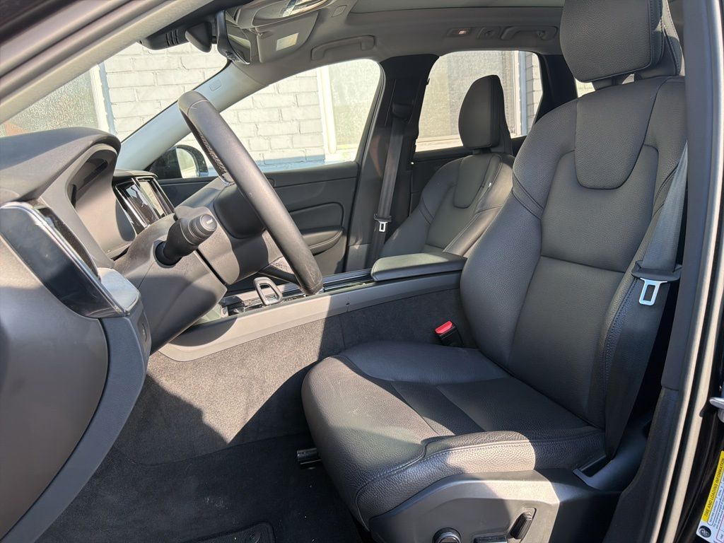 2025 Volvo XC60 B5 Plus Dark AWD's photo