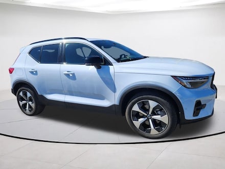 2025 Volvo XC40 B5 Plus Dark Theme SUV
