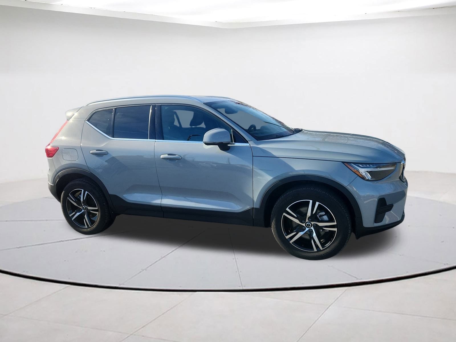 2025 Volvo XC40 Core's photo