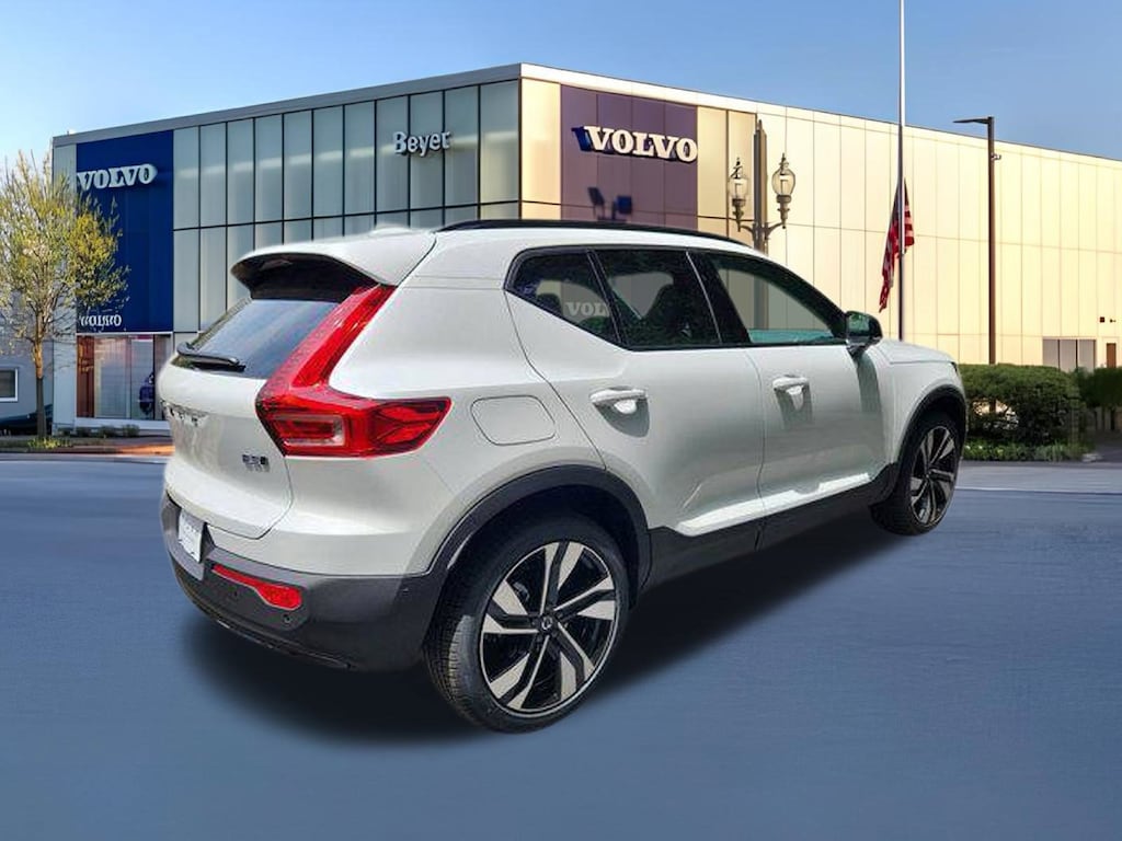 New 2025 Volvo XC40 B5 Plus Dark Theme SUV