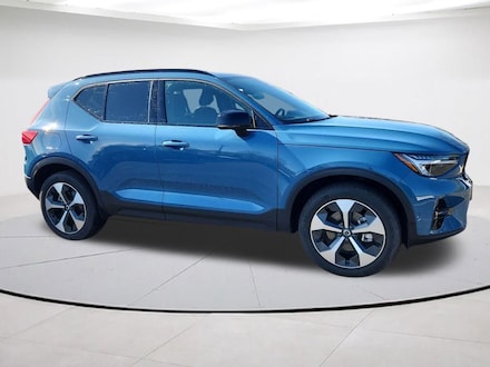 2025 Volvo XC40 B5 Plus Dark Theme SUV