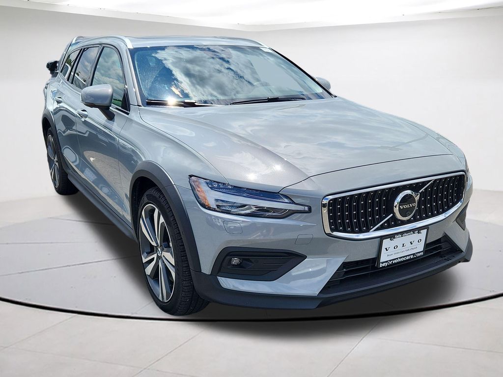 2025 Volvo V60 Cross Country B5 Plus AWD's photo