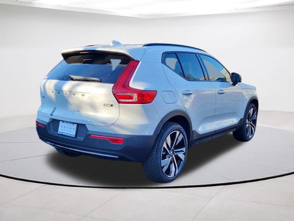 New 2025 Volvo XC40 B5 Plus Dark Theme SUV