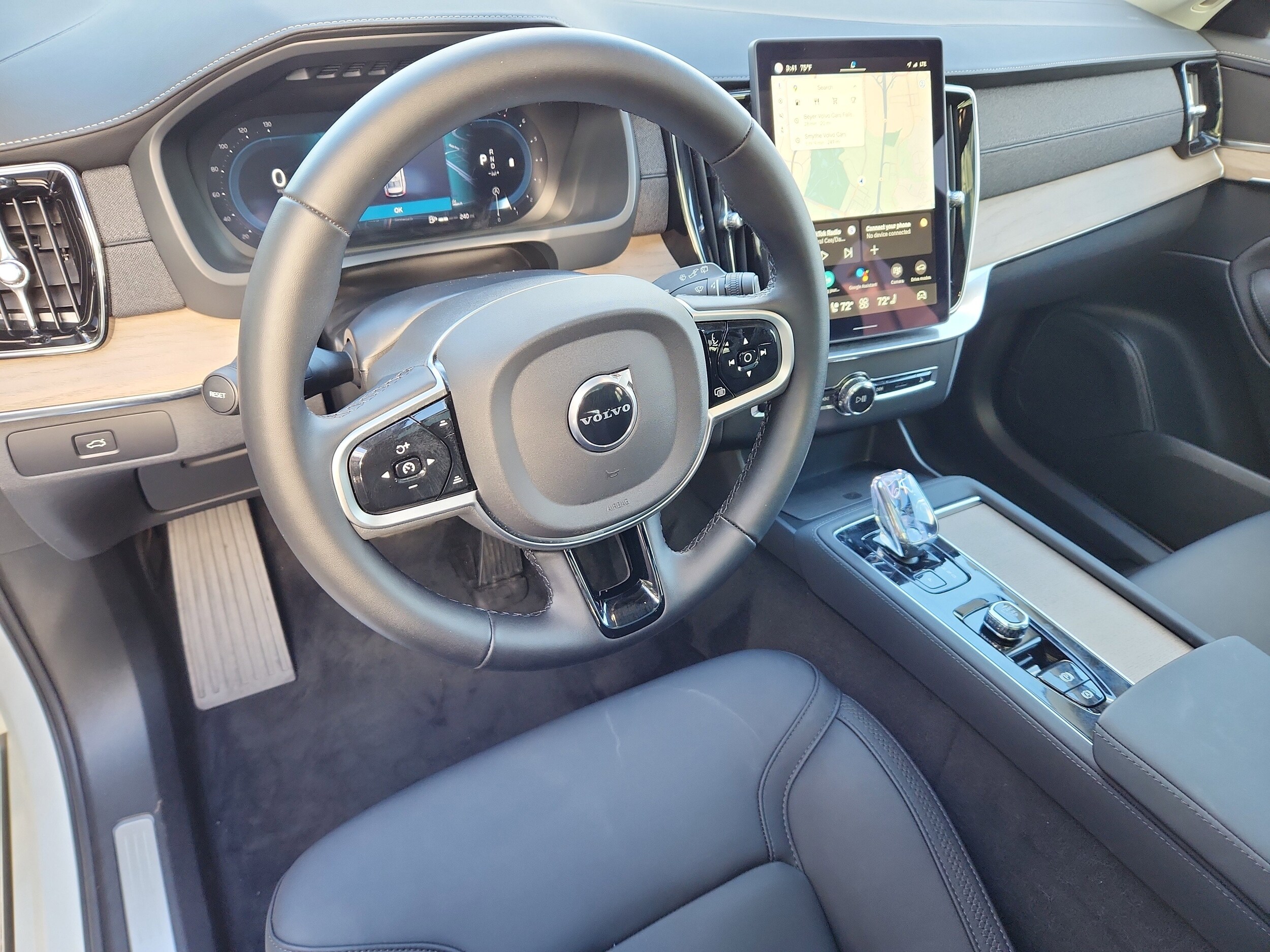 2025 Volvo XC90 B5 AWD Plus photo 2