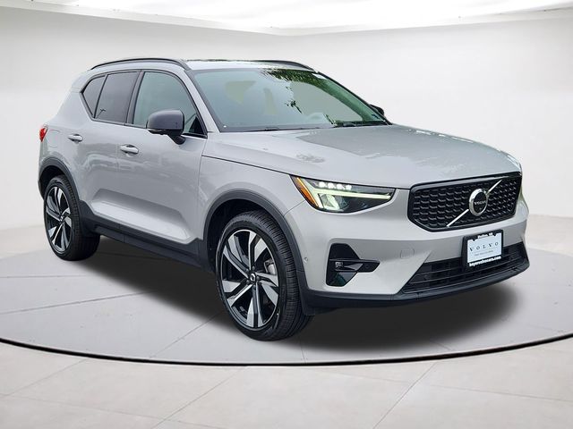 2023 Volvo XC40 B5 Plus Dark AWD's photo