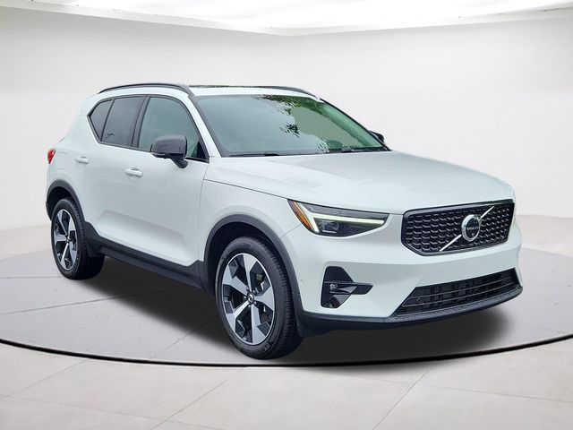 2026 Volvo XC40 B5 Plus Dark AWD's photo