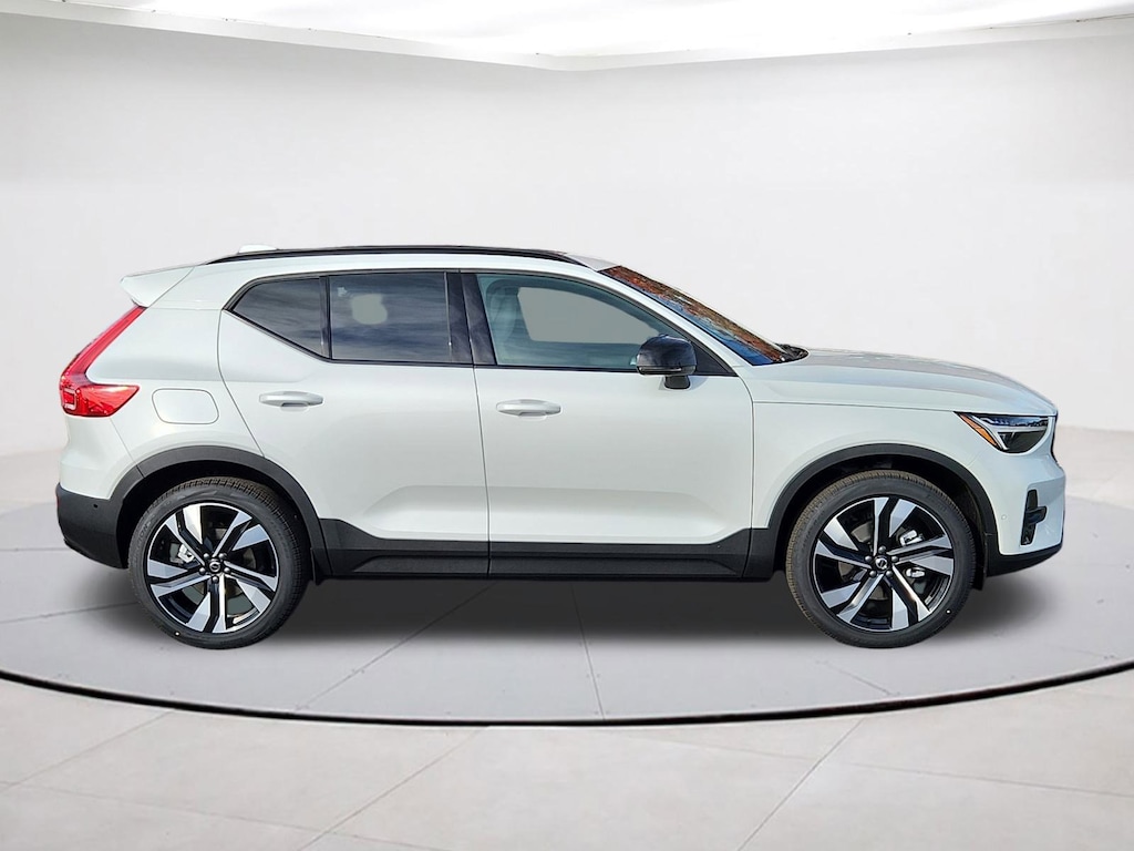 New 2026 Volvo XC40 B5 Ultra SUV