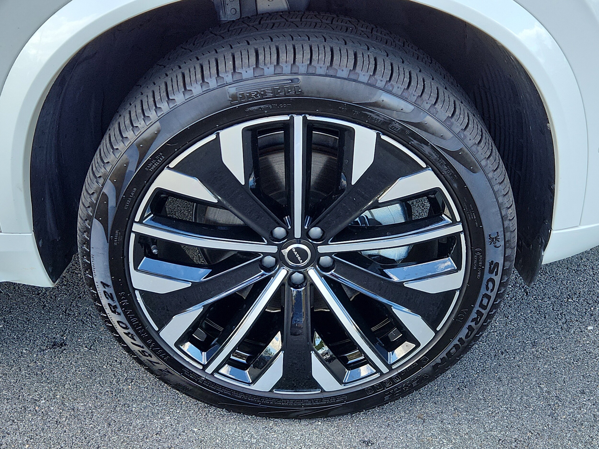 2025 Volvo XC90 B5 AWD Plus photo 4