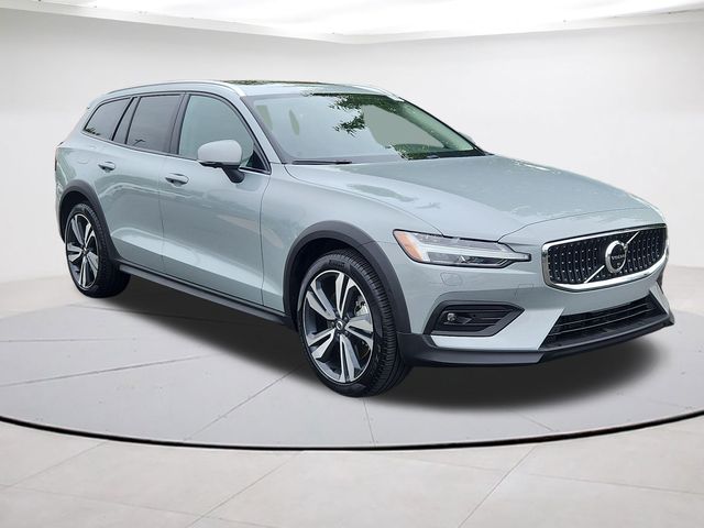 2025 Volvo V60 Cross Country B5 Plus AWD's photo