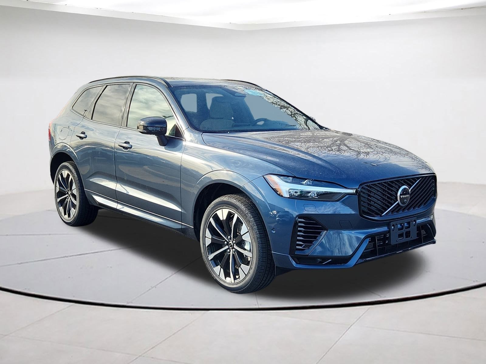2026 Volvo XC60 Plus's photo