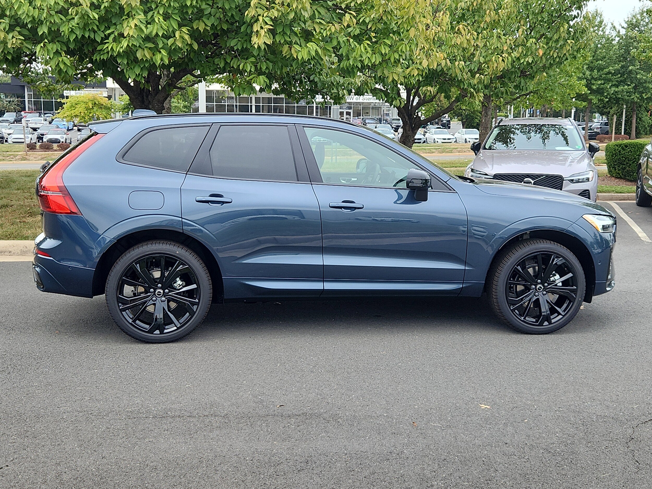 2026 Volvo XC60 B5 Black Edition photo 2