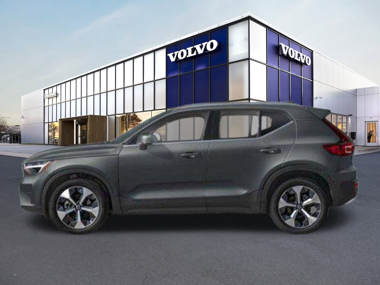 2026 Volvo XC40 Core photo 3