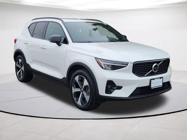 2025 Volvo XC40 B5 Plus Dark AWD's photo