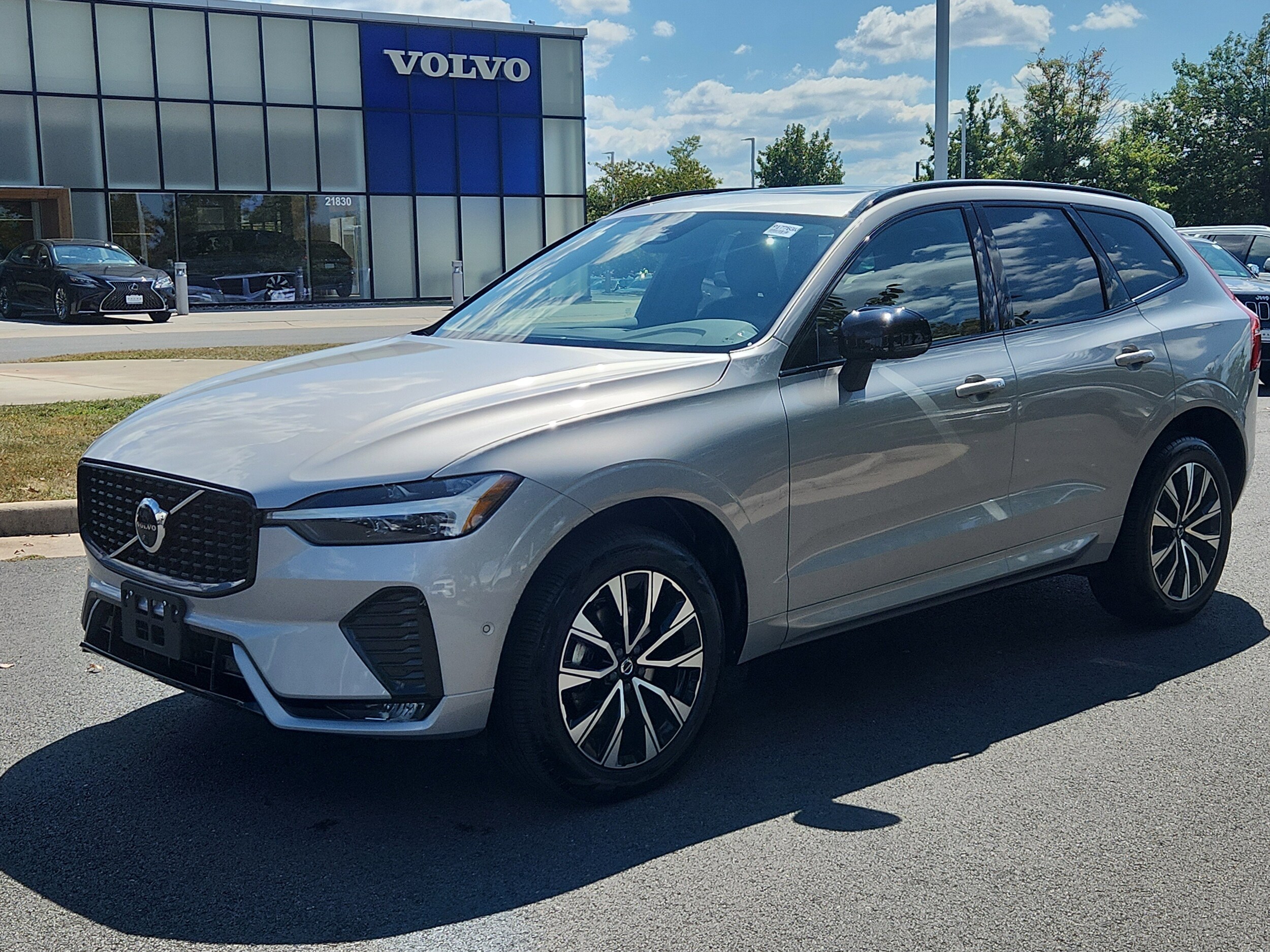 2025 Volvo XC60 B5 Plus photo 2