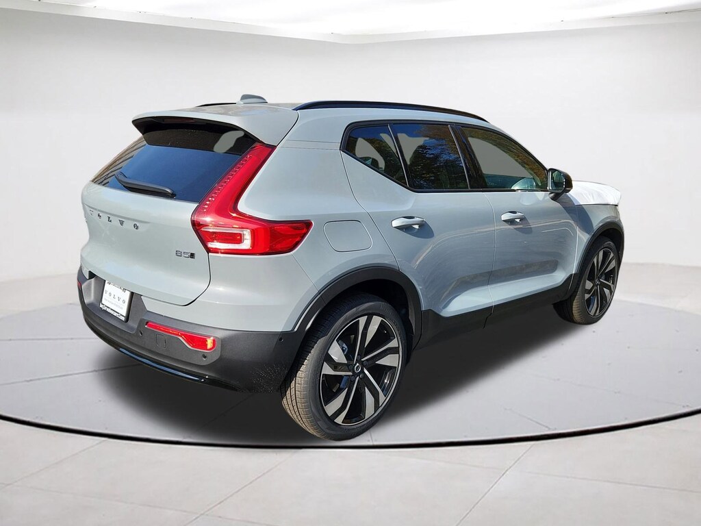 New 2026 Volvo XC40 B5 Ultra SUV