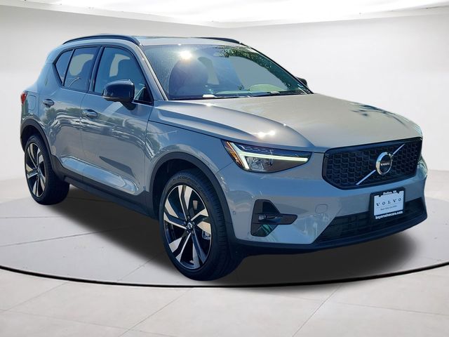 2026 Volvo XC40 B5 Plus Dark AWD's photo