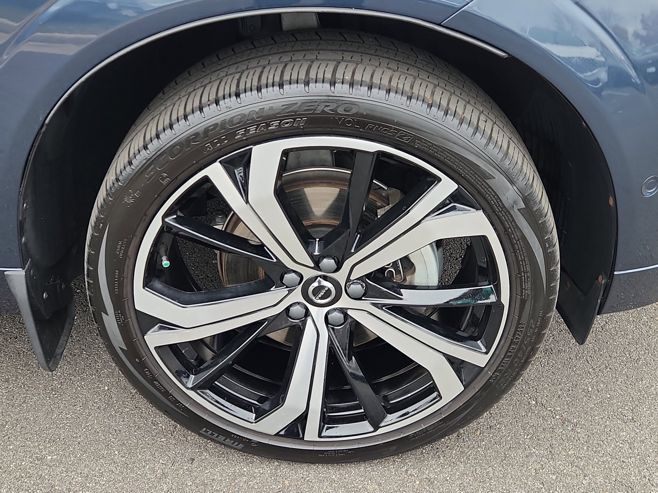 2024 Volvo XC60 B5 Ultimate photo 4