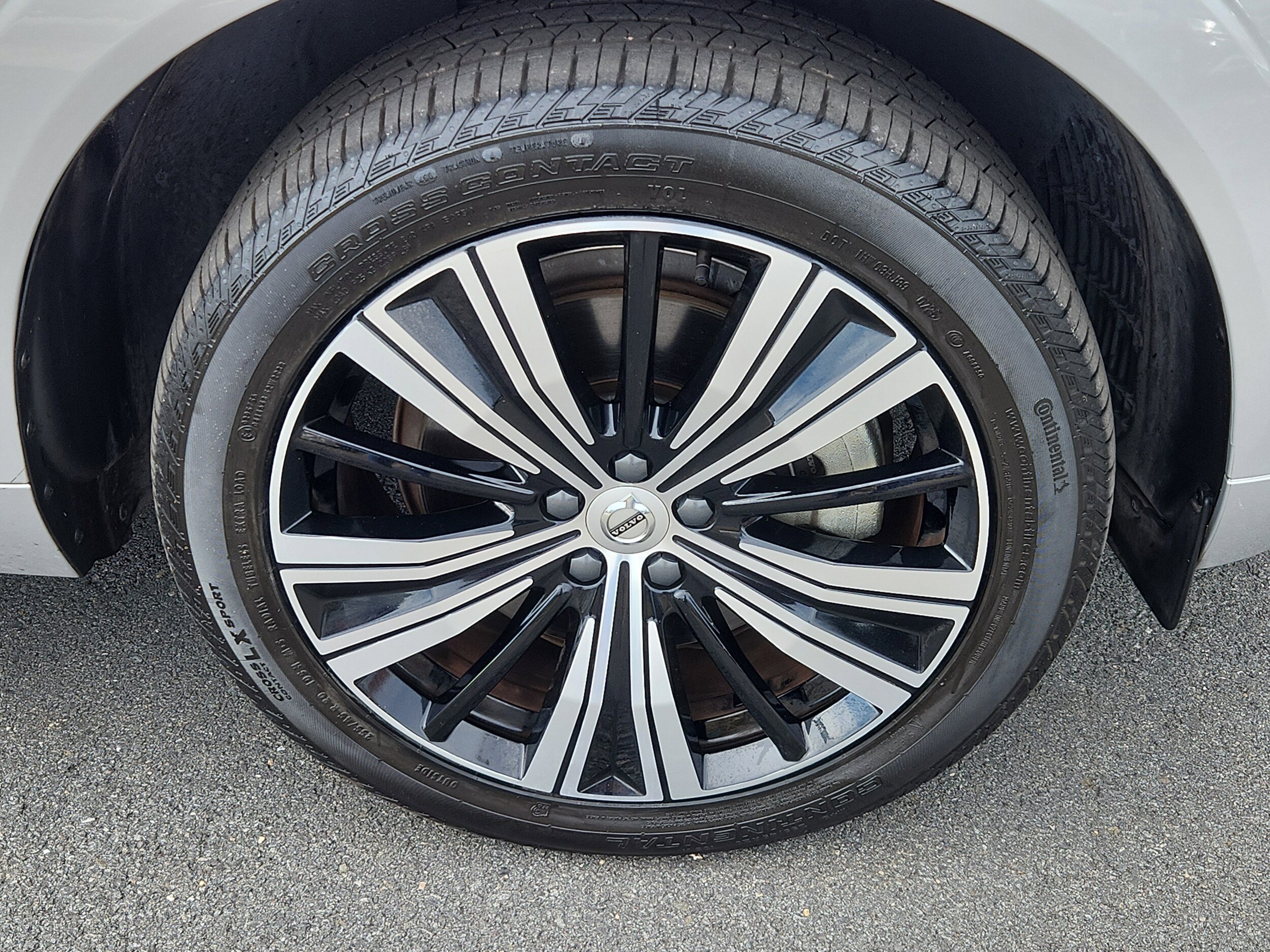 2023 Volvo XC60 Recharge Hybrid T8 Plus photo 2