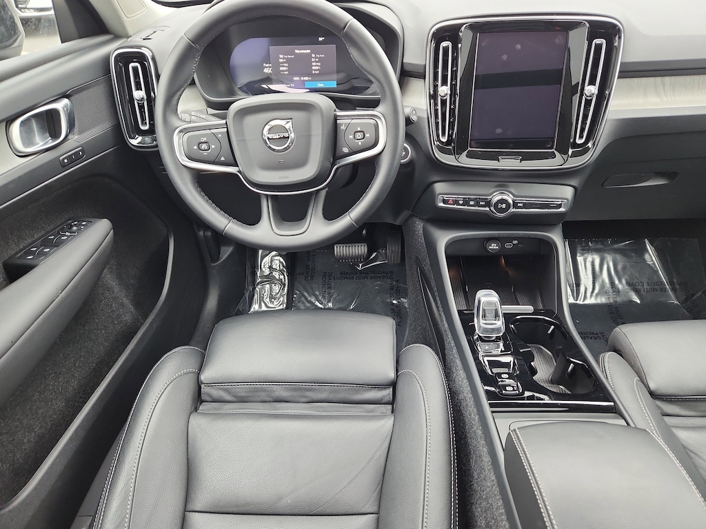 2025 Volvo XC40 AWD Plus photo 2